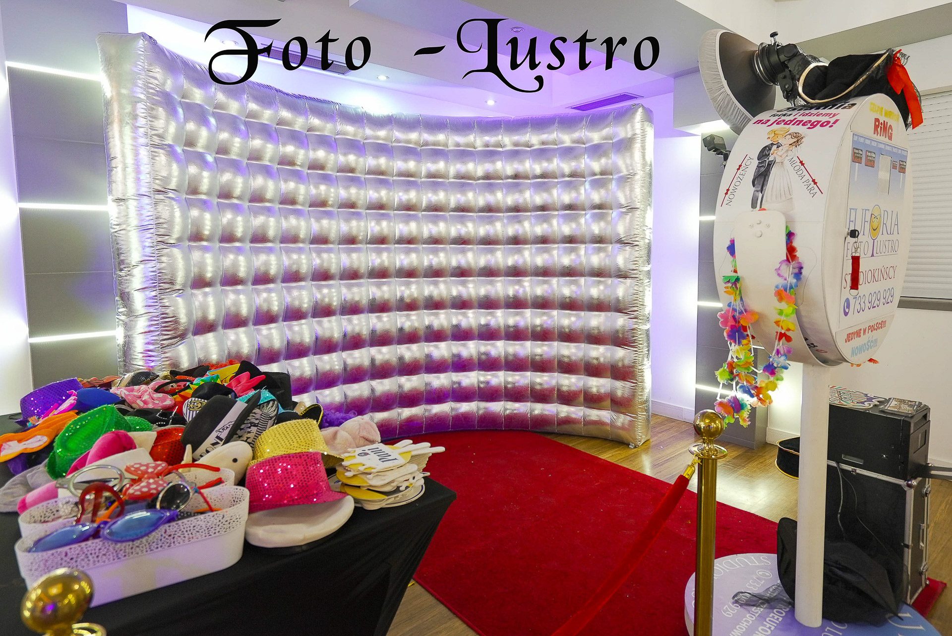 Fotolustro na wesele — stanowisko fotobudki lustrzanej Studio Kiński z gadżetami