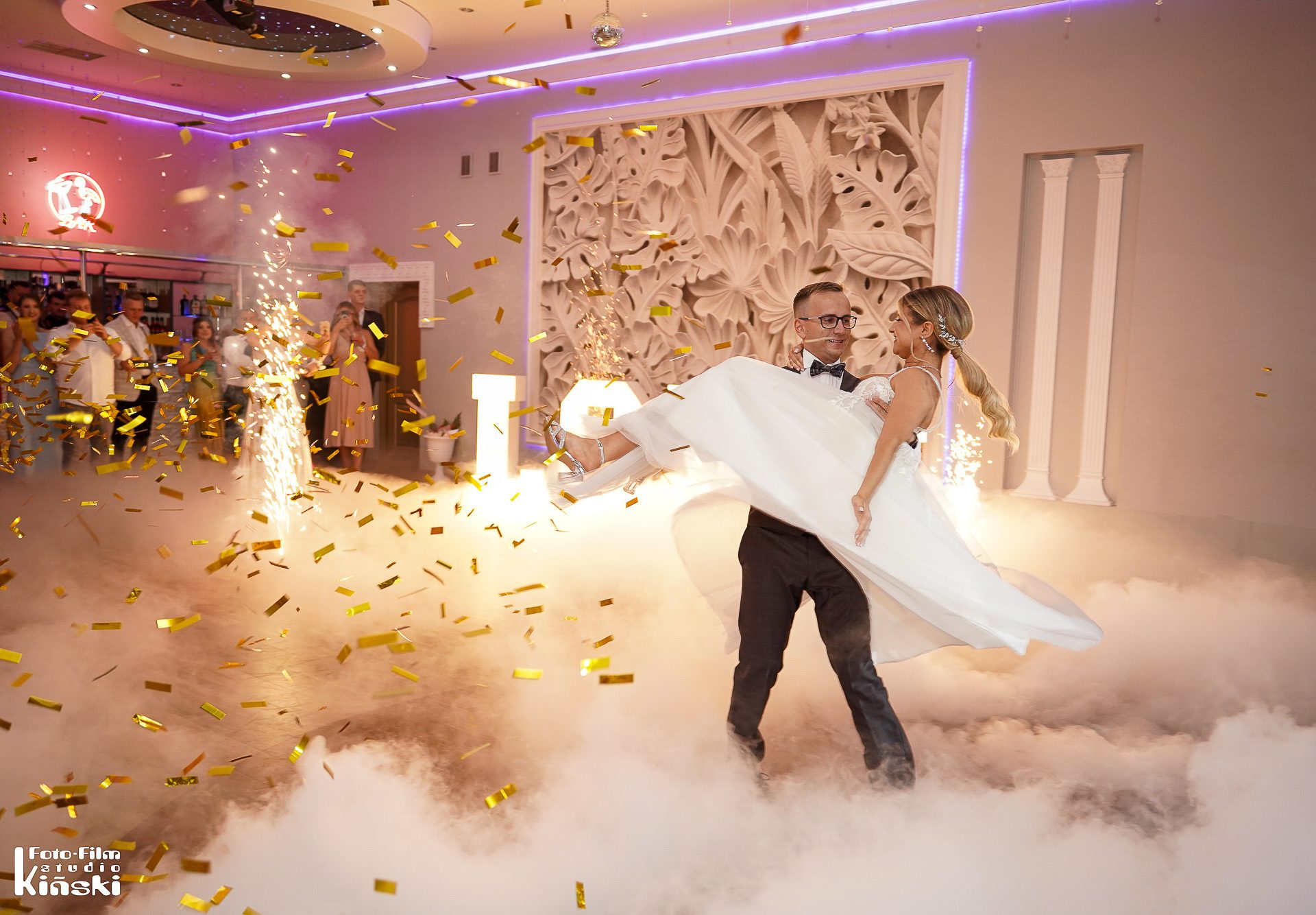 Taniec pary młodej w ciężkim dymie w dramatycznym świetle